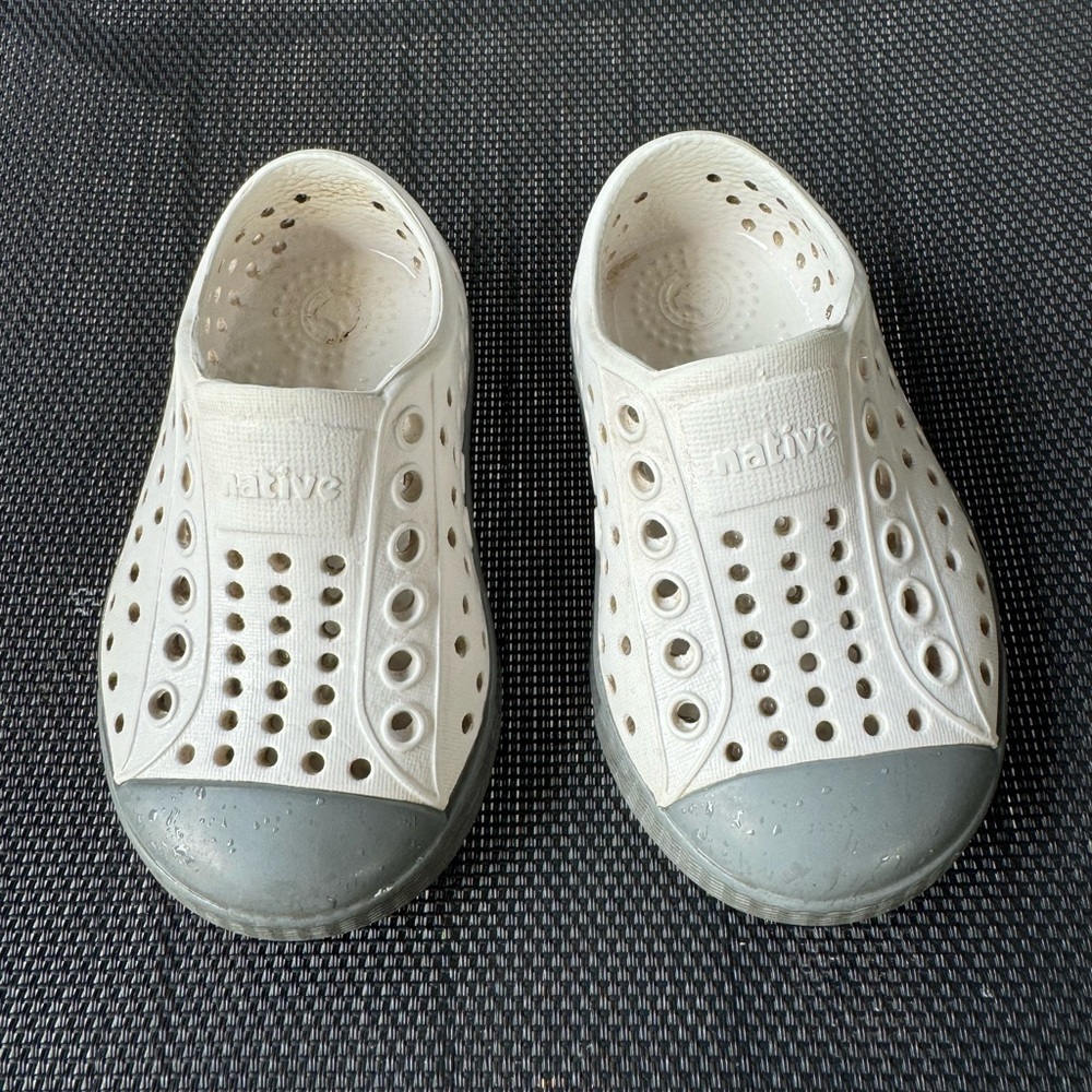 Native Kids Water Shoes in Cream and Gray